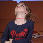 Niña posanod para fotografía de estudio