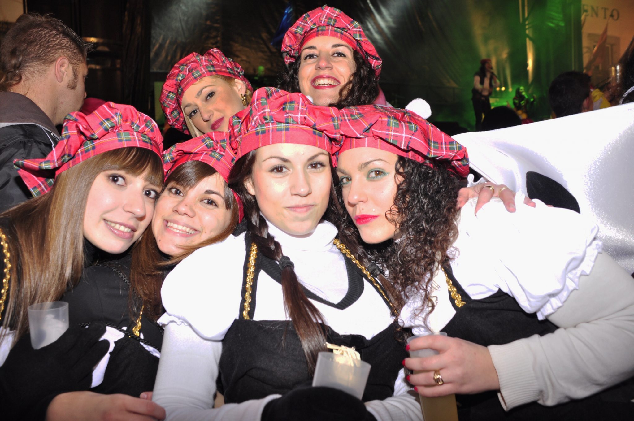 Grupo de 6 chicas disfrazadas