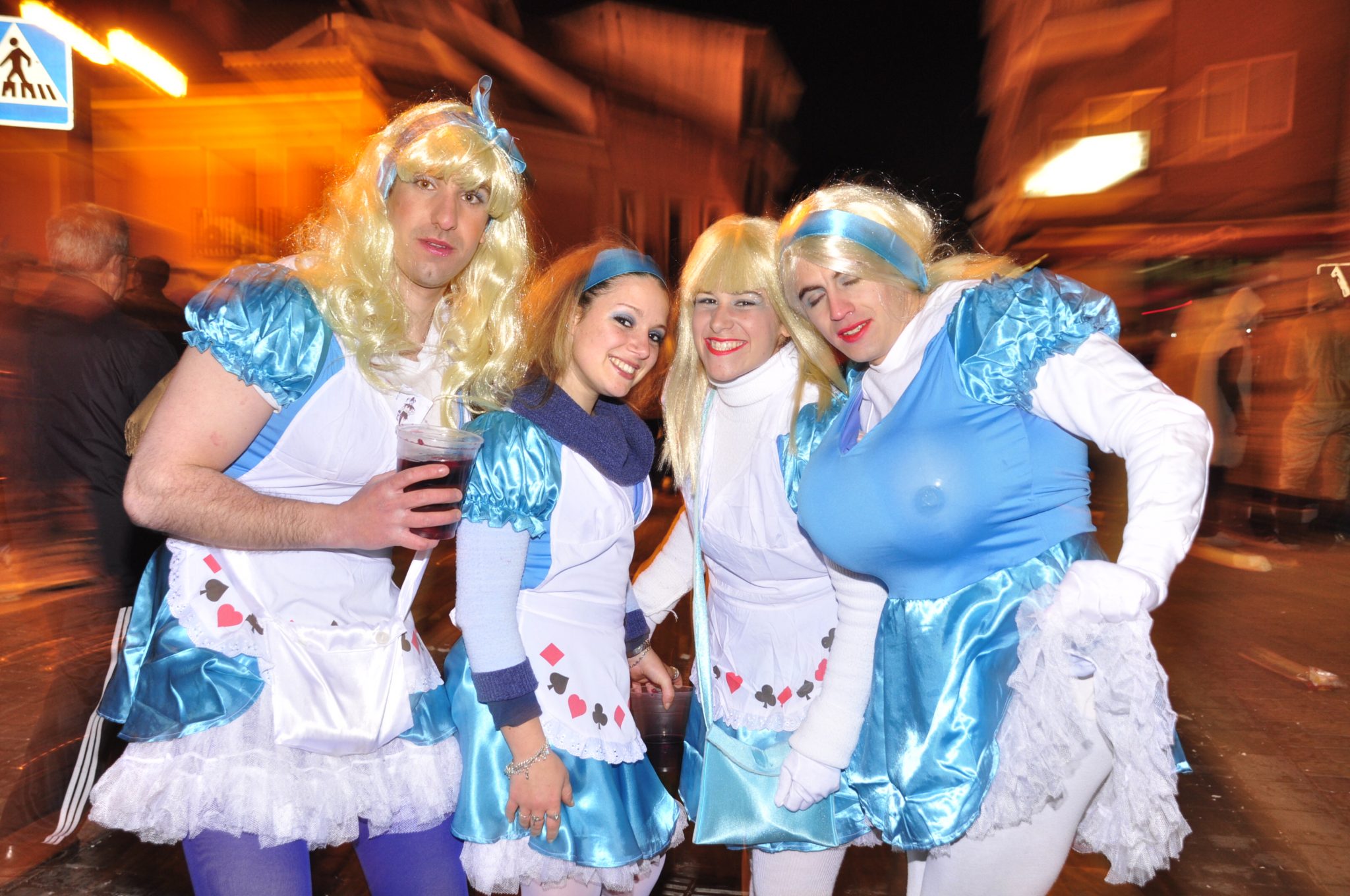 cuatro bellas señoritas en carnaval