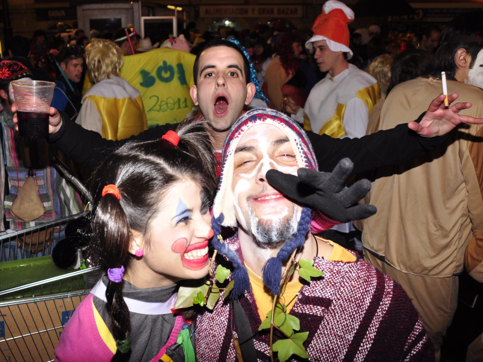 Pareja alegre en carnaval