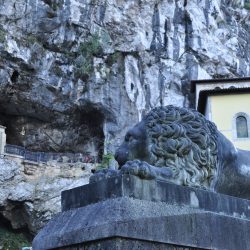 Cueva y león