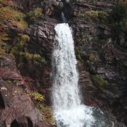 Foto otoñal de cascada de La Larri