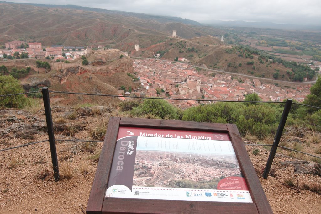 Cartel en el mirador de la Murallas. Daroca