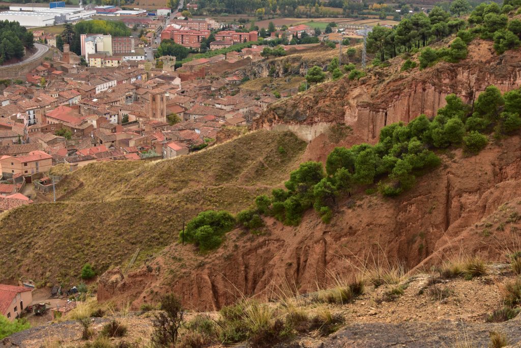Ascensión a la muralla de Daroca por el norte.