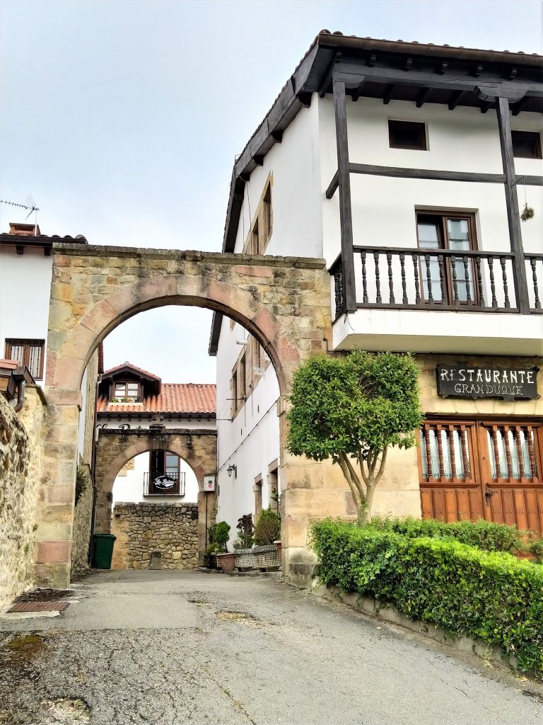 Arco junto al restaurante Gran Duque