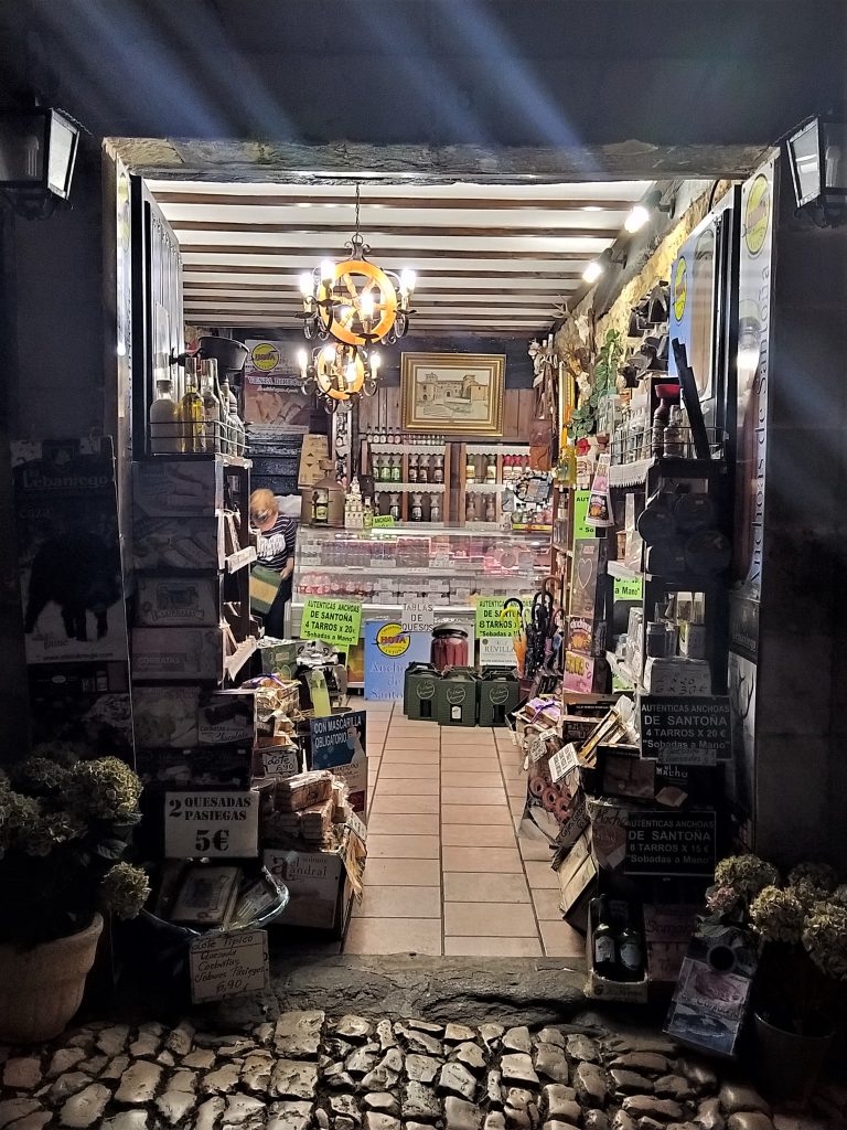 Tienda de comestibles en Santillana