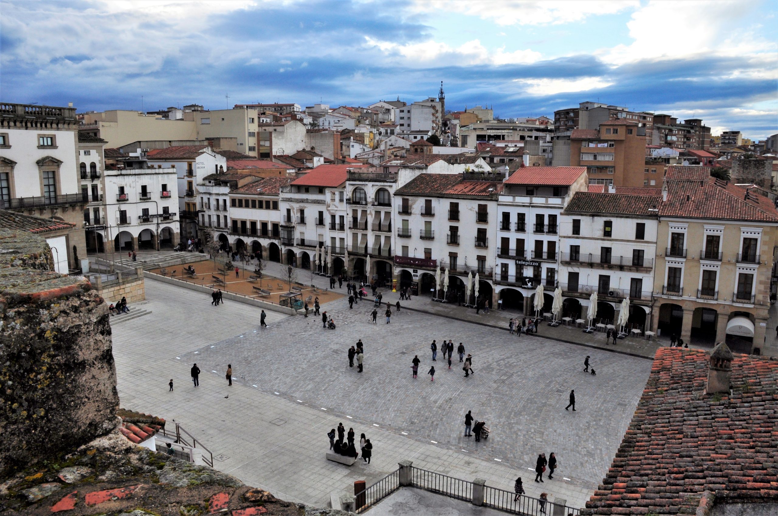Plaza Mayor de Cáceres dese un torre