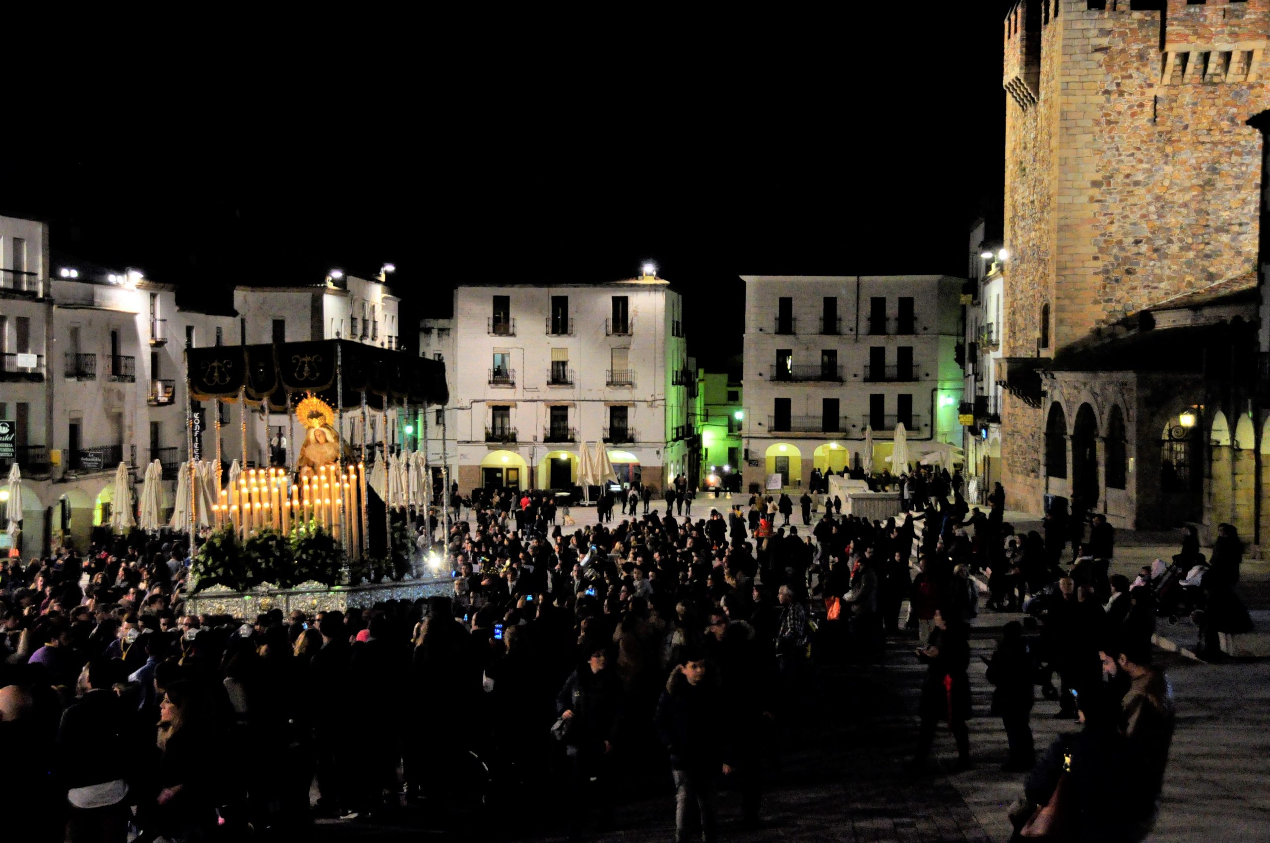 Plaza Mayor en Cáceres llena de gente en Semana Santa
