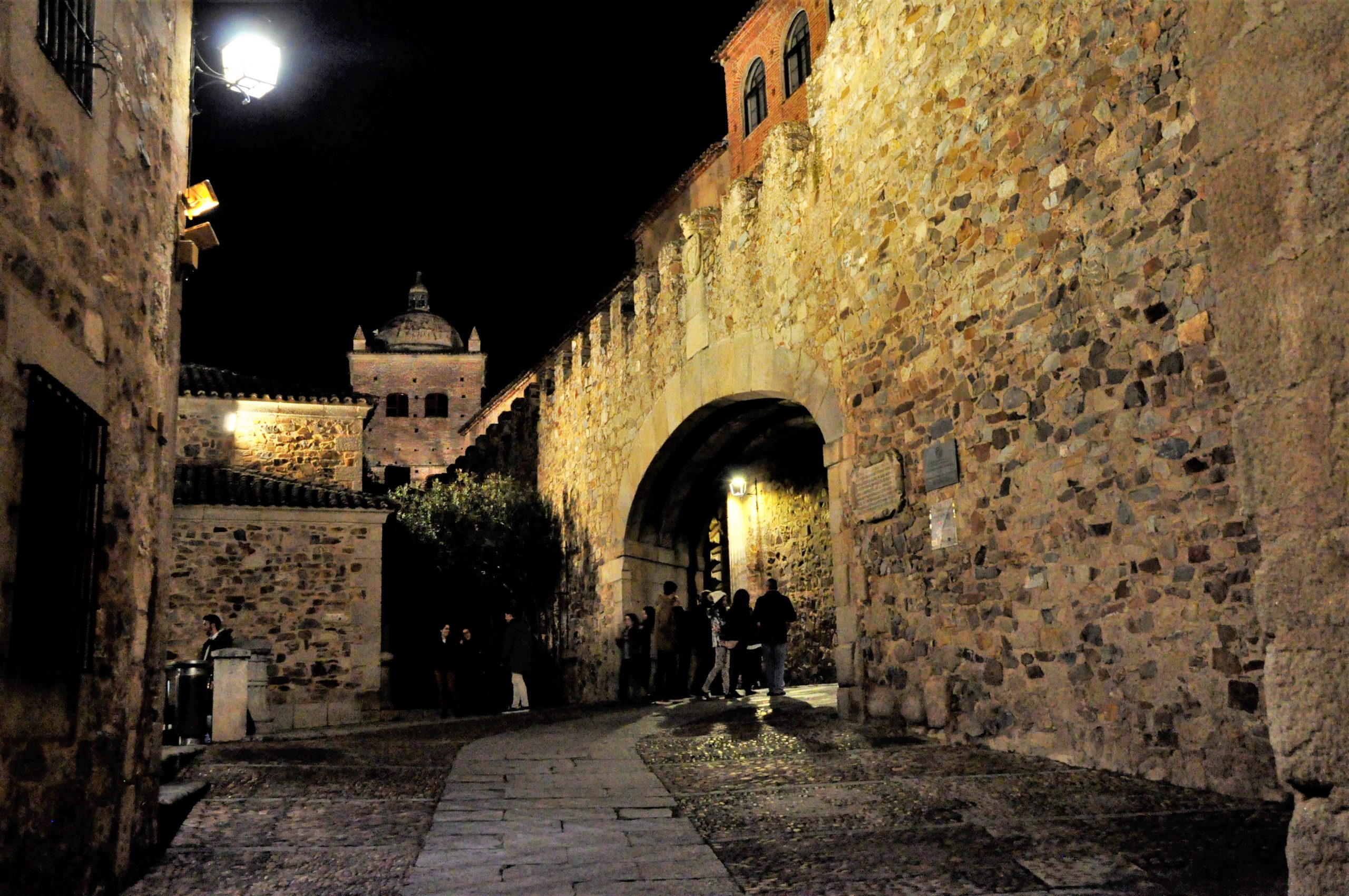 La puerta de la Estrella en imagen nocturna.