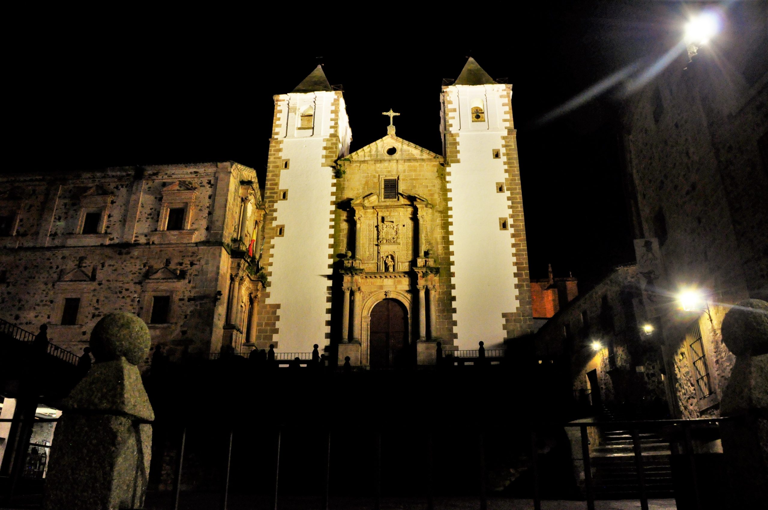 Vista nocturna de iglesia de San Francisco Javier