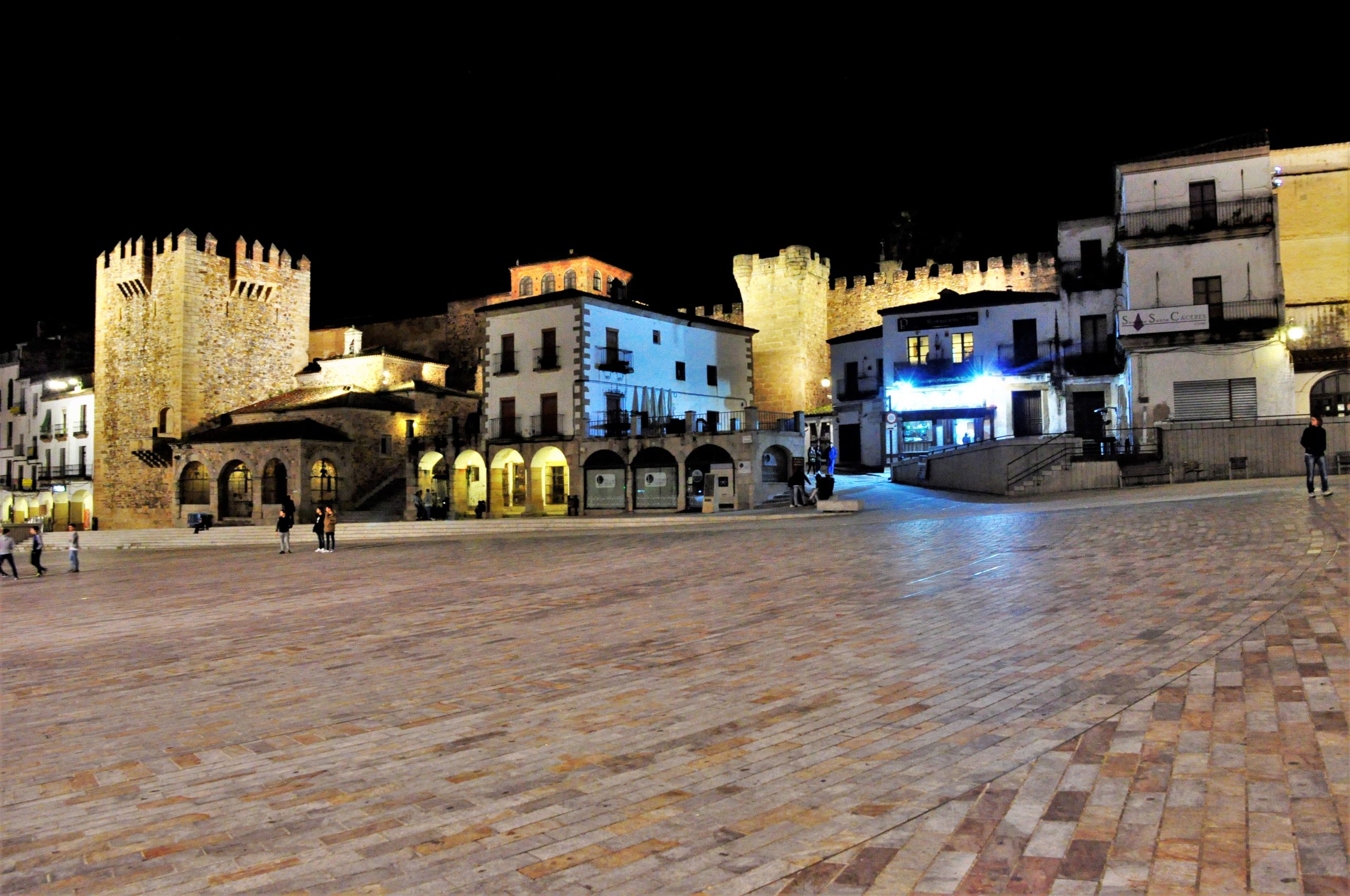 Escena nocturna en Plaza Mayor