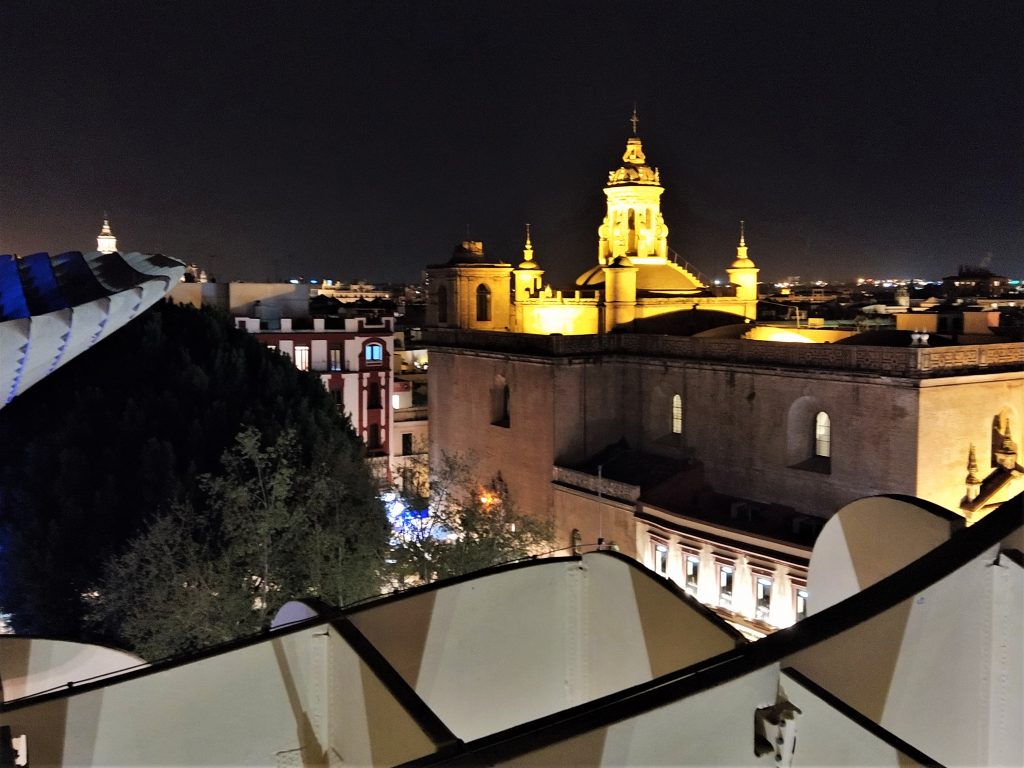 Vista nocturna de la Iglesia de la Anunciación