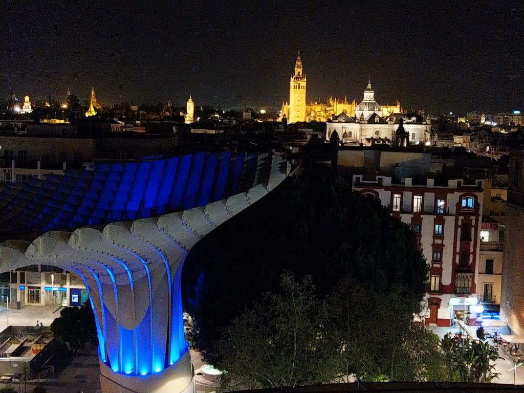 Un pilar de Metropol y la Giralda a lo lejos