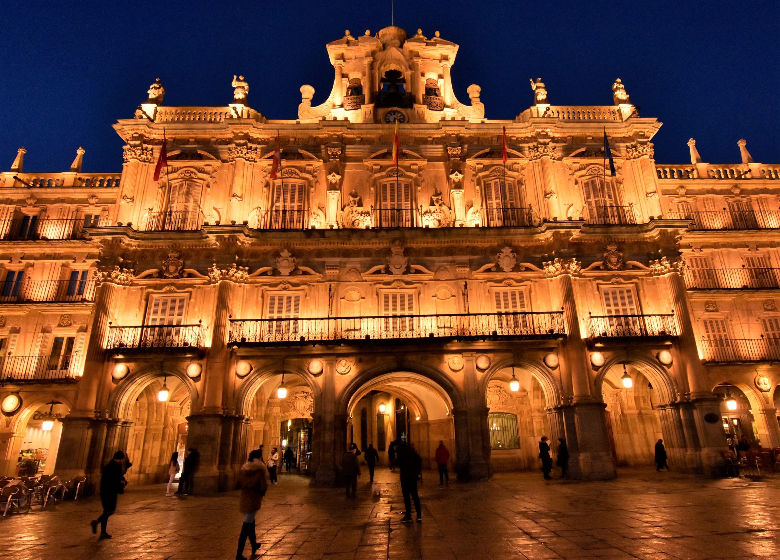 Ayuntamiento de Salamanca iluminado en la noche